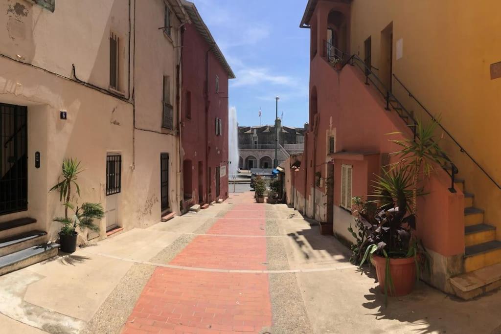 Between The Roofs Of Menton Old Town And The Sea Kültér fotó